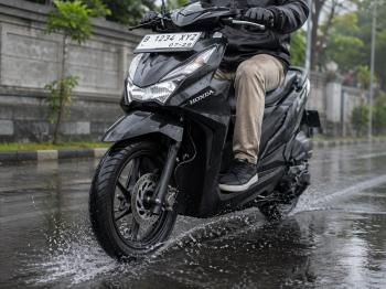 Rutin Cek Rem dan Ban Motor Saat Musim Hujan